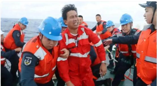 新加坡联合早报1月25日晚报道：“中国海警星期天（1月25日）下午在中菲有主权争