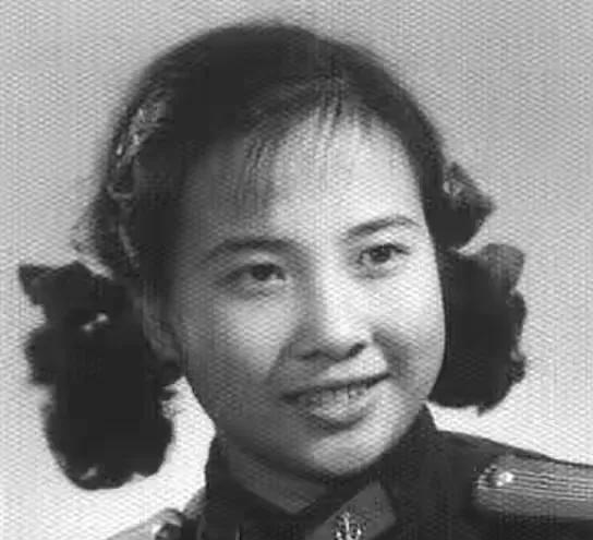1959年10月1日，新中国成立十周年的烟火庆典上，因家中无人，只能将6个年纪还