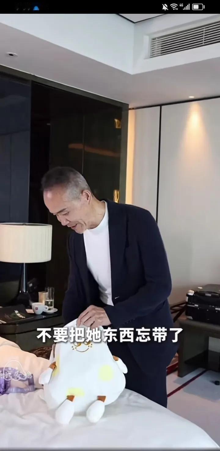 古稀之年的王石，曝光了和自己幼儿园的小女儿互动的亲密瞬间。老父亲给女儿准备各种