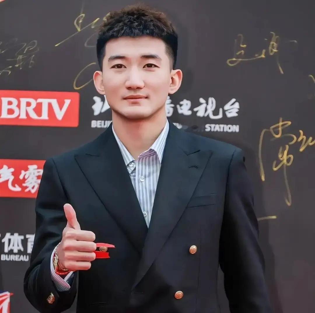 鼻骨碎成17块，孙铭徽还能打季后赛吗？手术台上躺了3小时，钛板钉进鼻梁，医