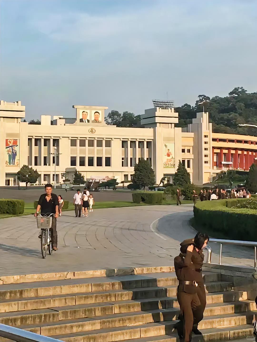 朝鲜这次排座次排的真有意思 庆典现场灯光亮堂，红地毯也铺得整齐，可比起台上的