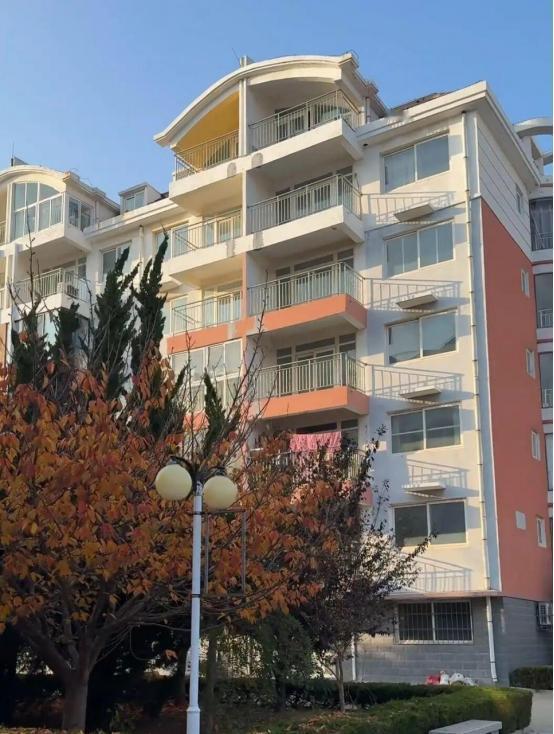 河南，一女子老公花8万元在网上拍得一套70平米的海景房，房子位于乳山，女子开车9