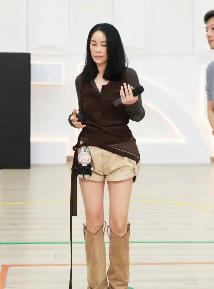 58岁那英因身材引爆热搜，亲曝保养秘笈：坚持普拉提近十年，还迷上跑步
