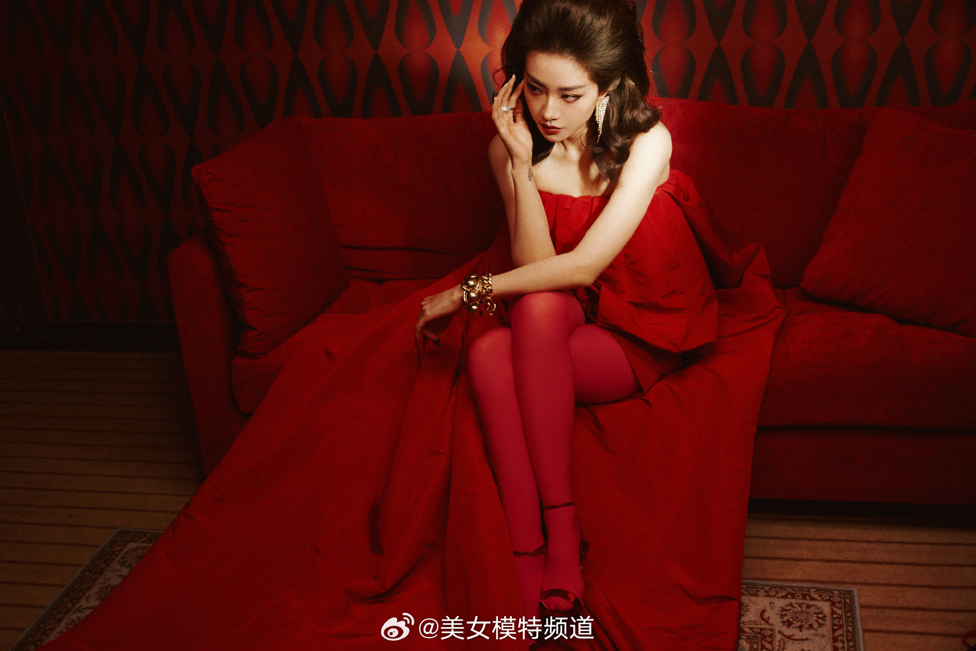 喻言的复古派对造型清冷且酷美