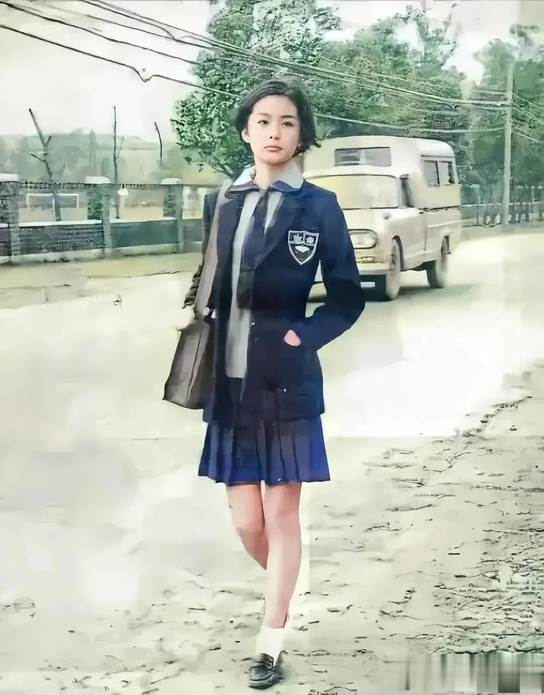 1973年的她，站在路上留下了一张倩影。当时她才19岁，穿着学生装，看起来清纯