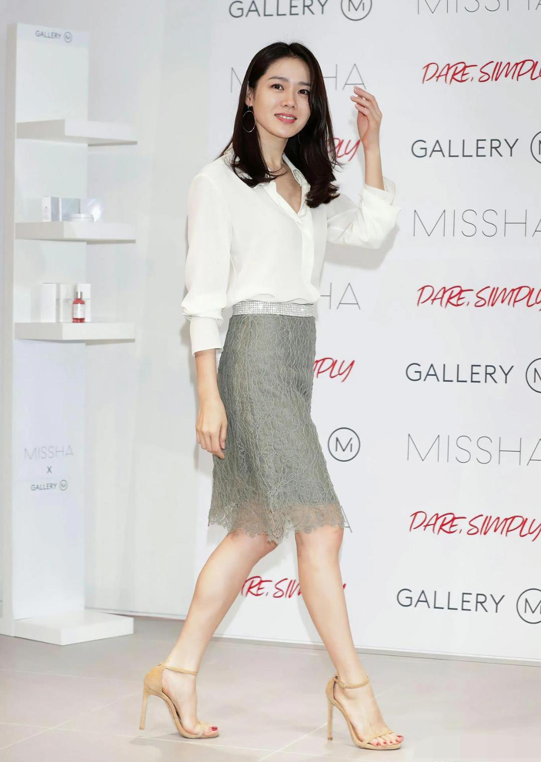 年龄大了，保养的很好，韵味十足！