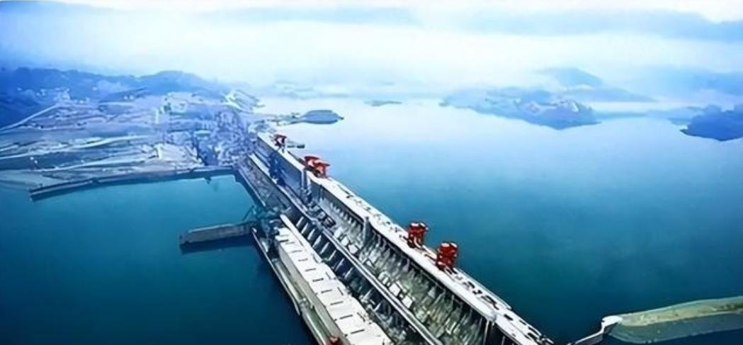 一位曾参加三峡大坝修建的工程师说道，大部分人都不知道，曾在大坝修建之前，我国清华