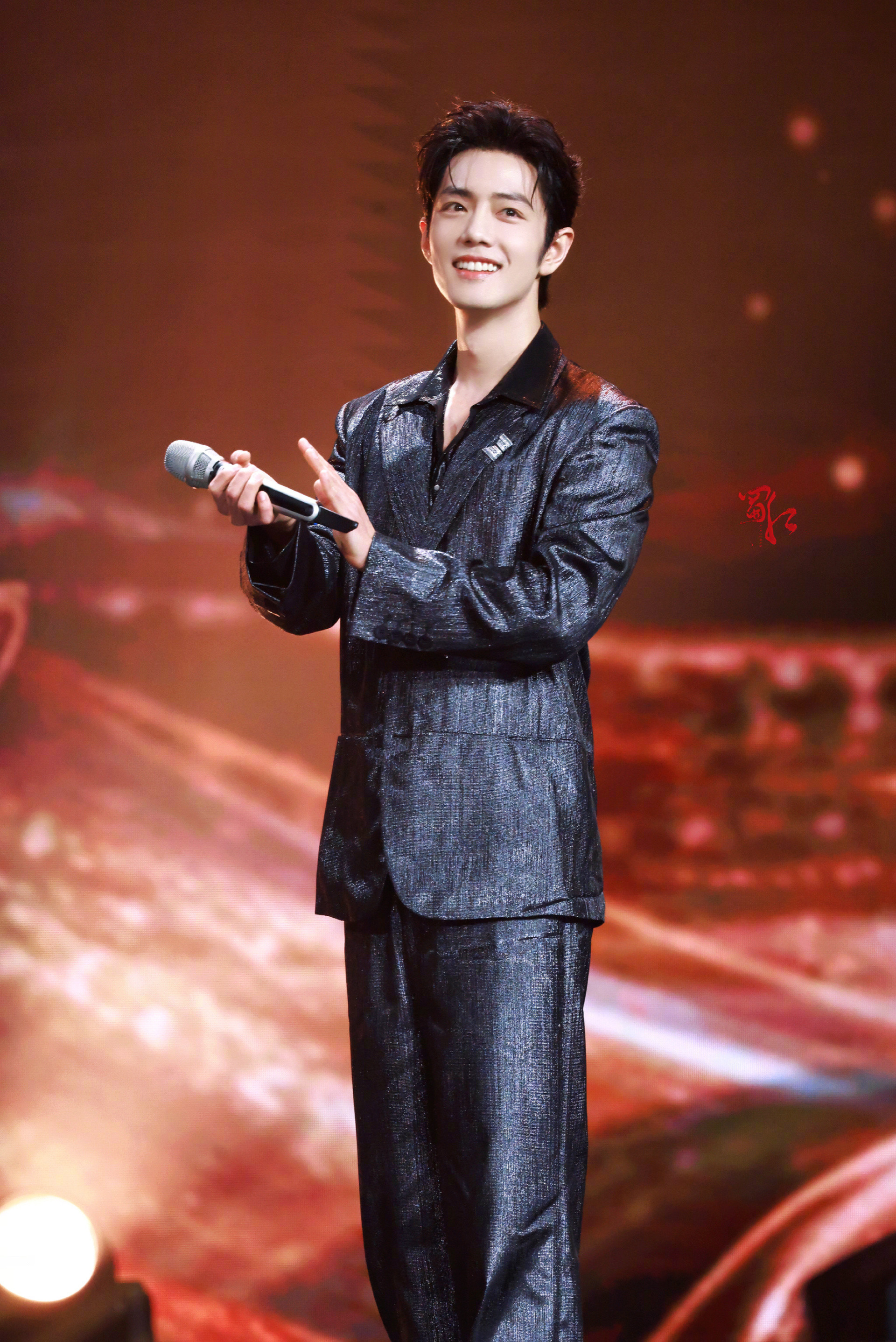 肖战今日电视剧品质盛典内场造型，上身米兰时装周刚发布的GucciPri