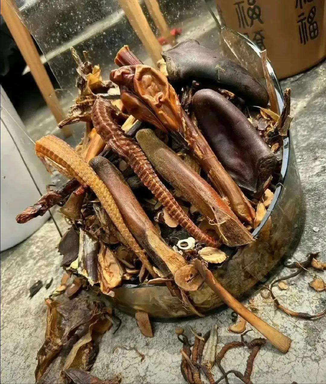 早上女朋友打来电话说，她把她老爸用药泡的八加一不小心打碎了，问我怎么办，不就是药
