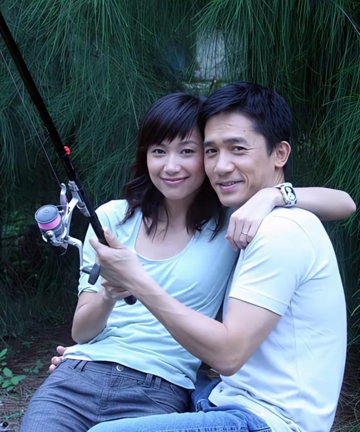 2006年的《伤城》，让梁朝伟和徐静蕾成了好搭档、好朋友。电影刚开机，导演就安排