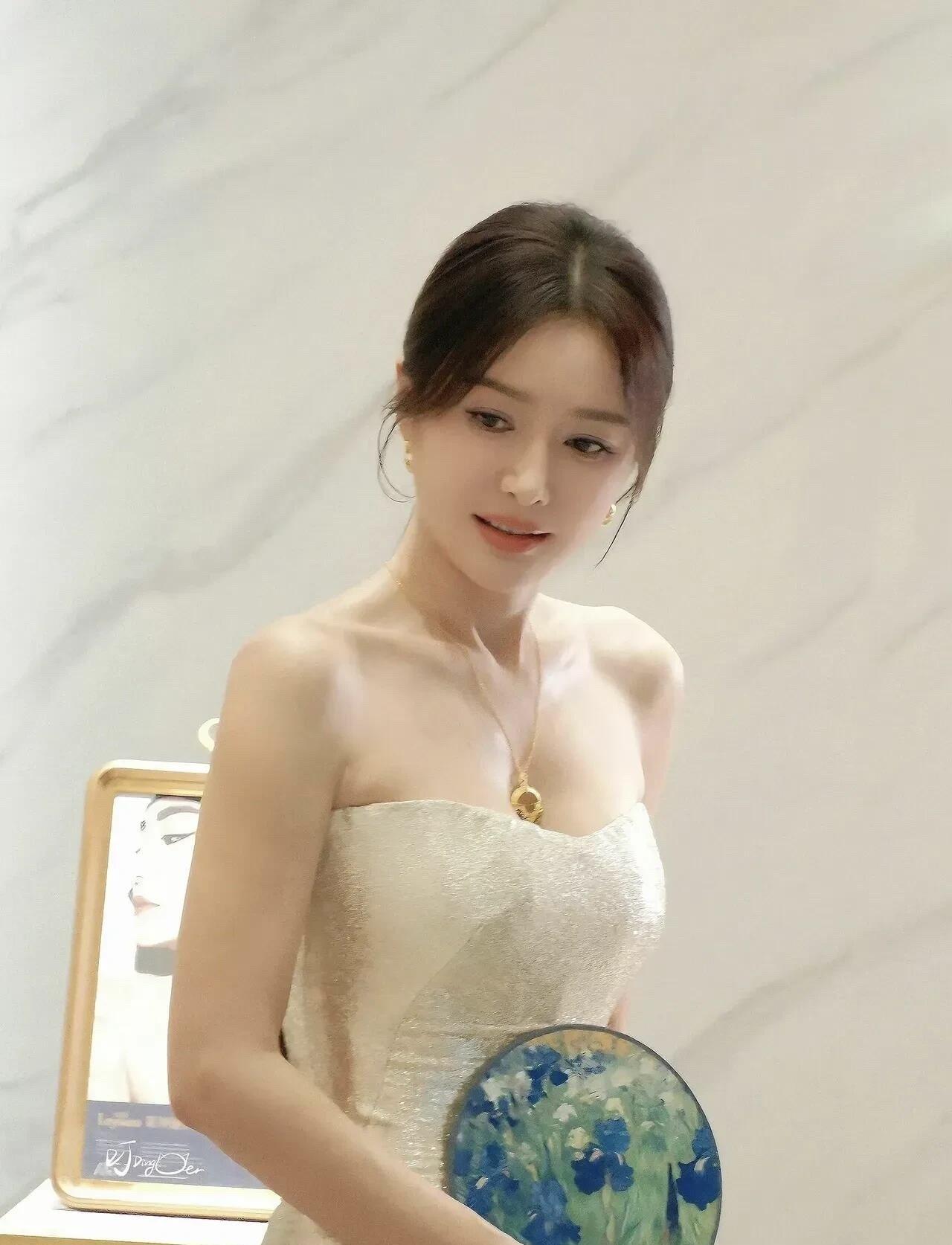 46岁的秦岚，也算中年女明星里的美女一枚，165厘米的身高，身材好气质佳，可惜一