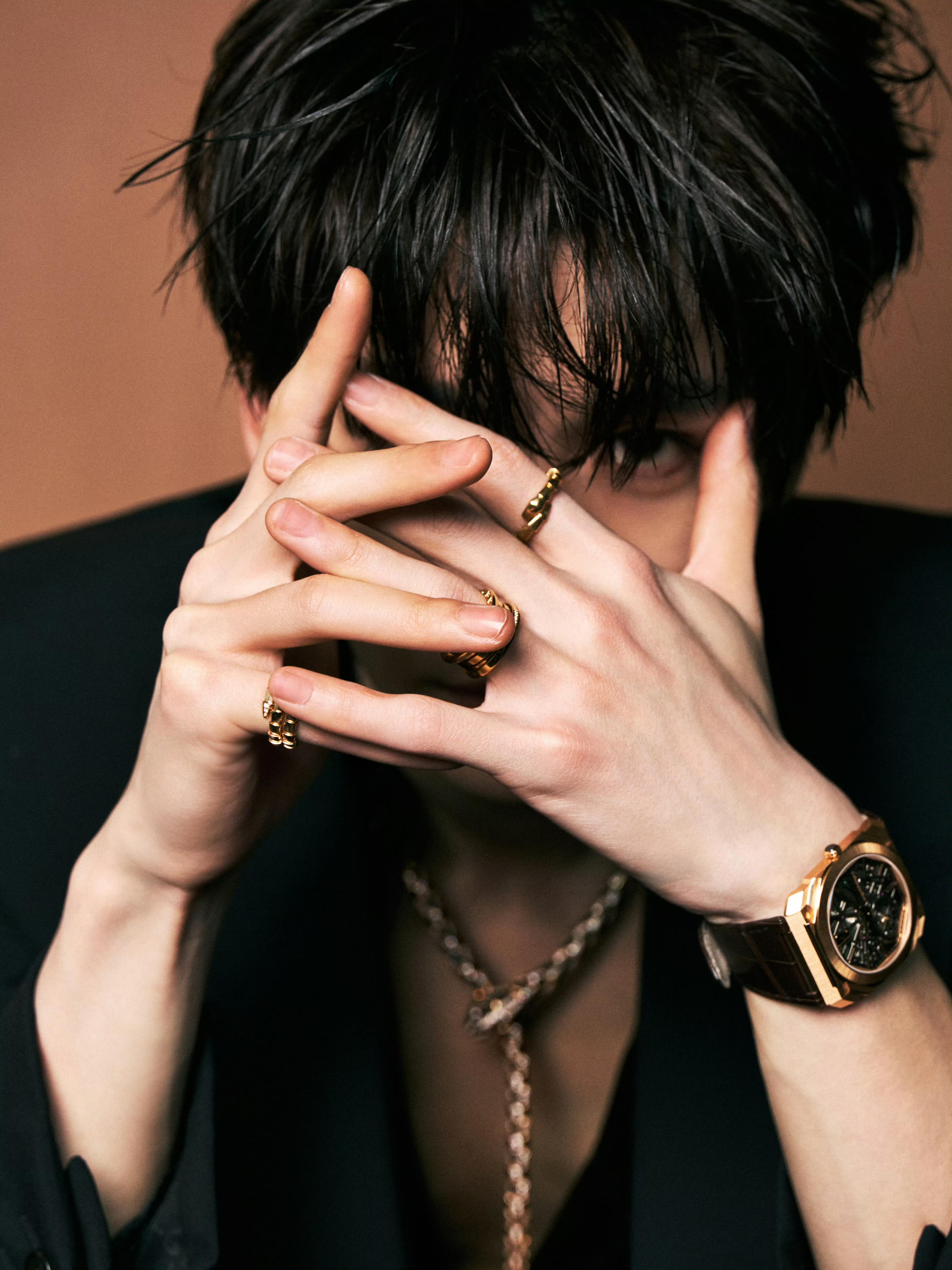 微博之夜红毯造型张凌赫×微博之夜张凌赫GUCCI黑色丝绒衬衫搭配阔腿西裤，