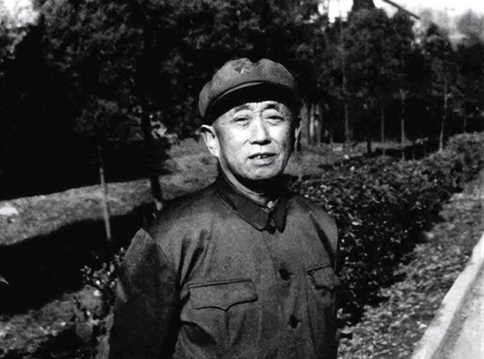 林彪叛逃后，纪登奎为郑维山说情，毛主席：你头上的白头发少两根“主席，我觉得郑维