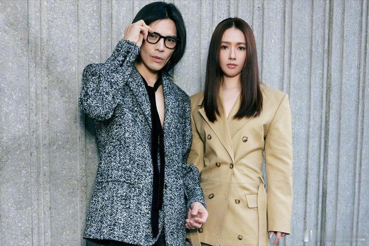 郭碧婷看向佐恶评笑到停不下来郭碧婷下次吵架用网友恶评怼向佐笑不活了！郭碧婷综艺自