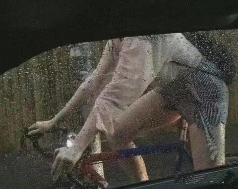 我要不要让她来车上避避雨？