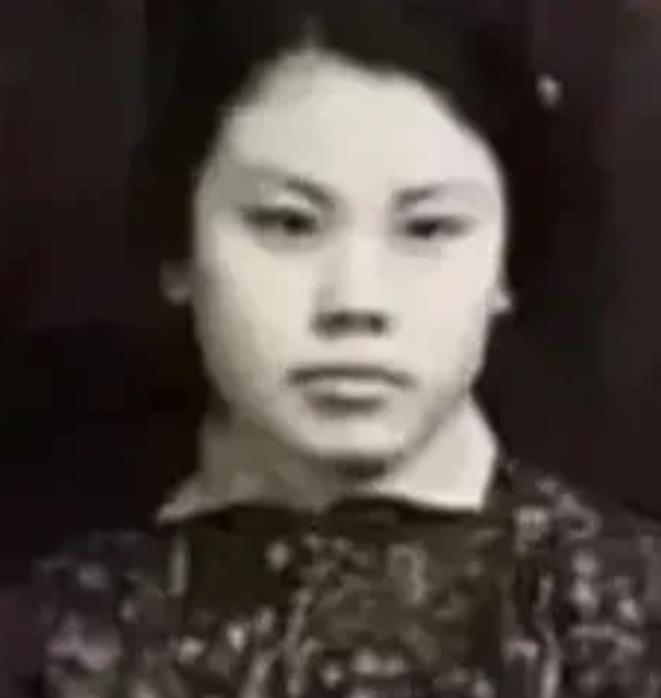 宗庆后有个妹妹叫宗蕊，小时候因为家里穷被送人了。宗庆后发达后把妹妹找回来
