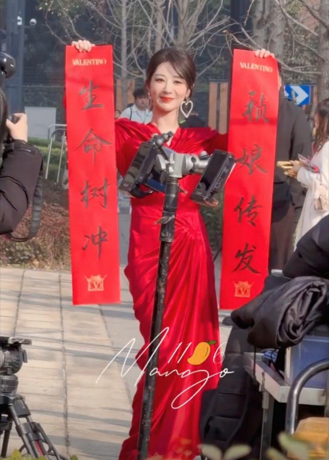 杨紫带着“生命树冲祯娘传发”的对联和大家打招呼，紫姐真剧宣的神，管生又管养，就