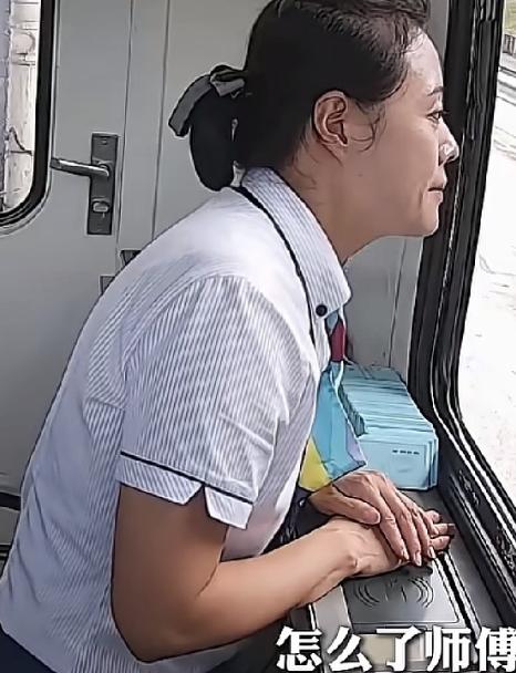 近日，杭千高速新安江收费站，一司机取完卡却停在原地，开口便问：“你们这几个人在岗