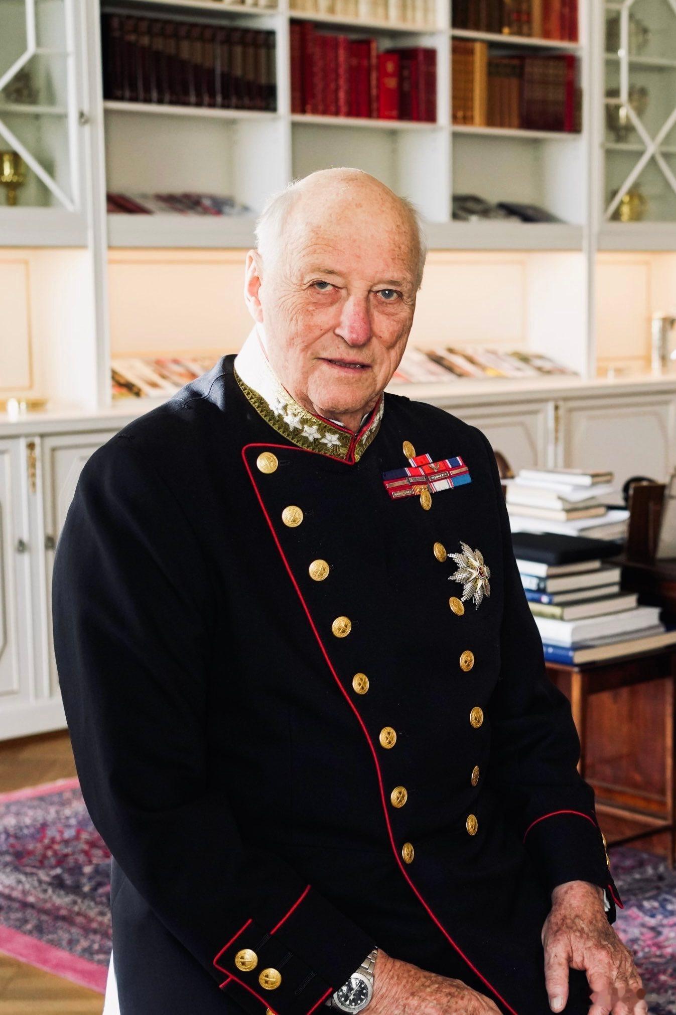 挪威王室🇳🇴2月24日，挪威王室宣布国王哈拉尔和索妮娅王后在西班牙特内里费