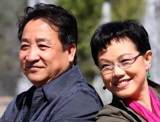 75岁的姜昆，台上笑了一辈子，台下却为46岁闺女愁白了头。姑娘不肯结婚，一提对