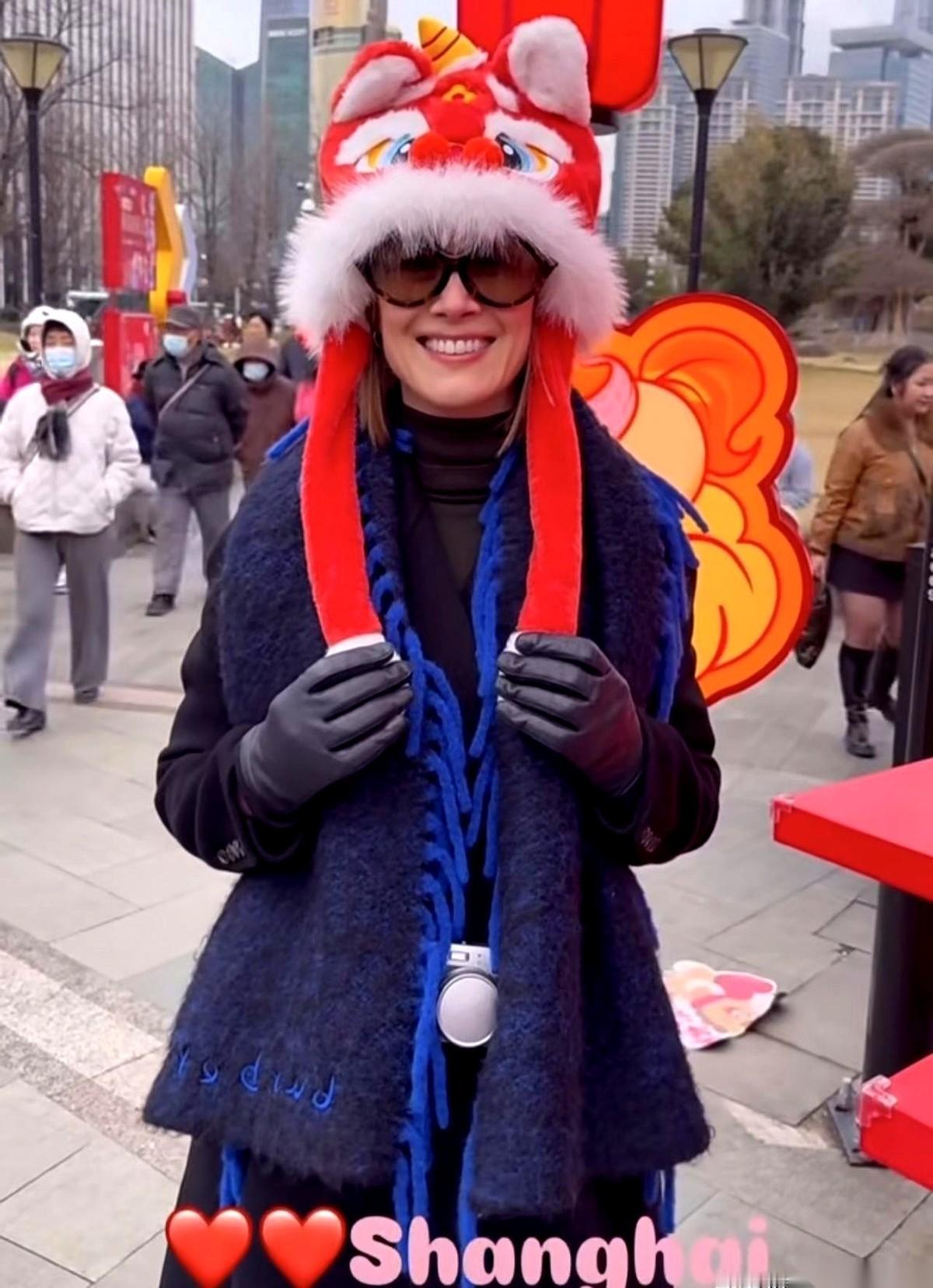 那个叫裴淳华的英国女演员，就站在政客斯塔默旁边，结果镜头一转，没人再看斯塔默了。