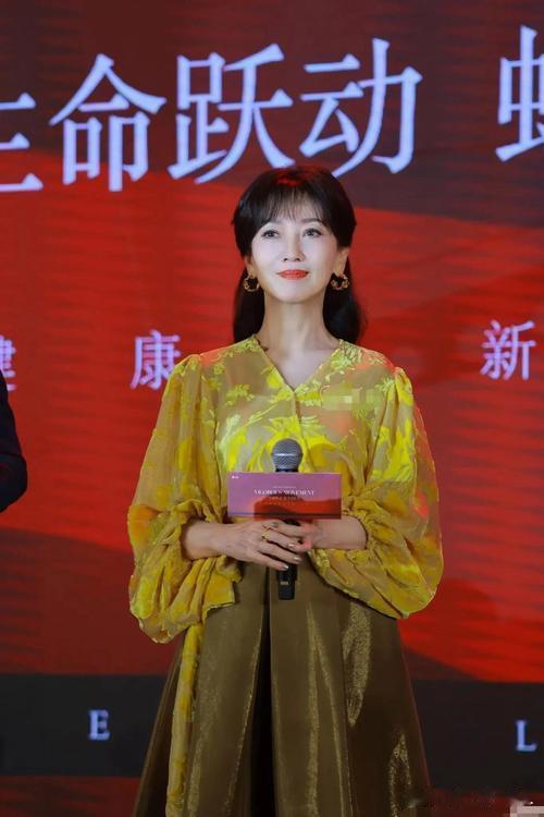 4月18日，73岁赵雅芝亮相浙江海宁活动，身着粉白刺绣新中式旗袍，搭配毛绒披肩，