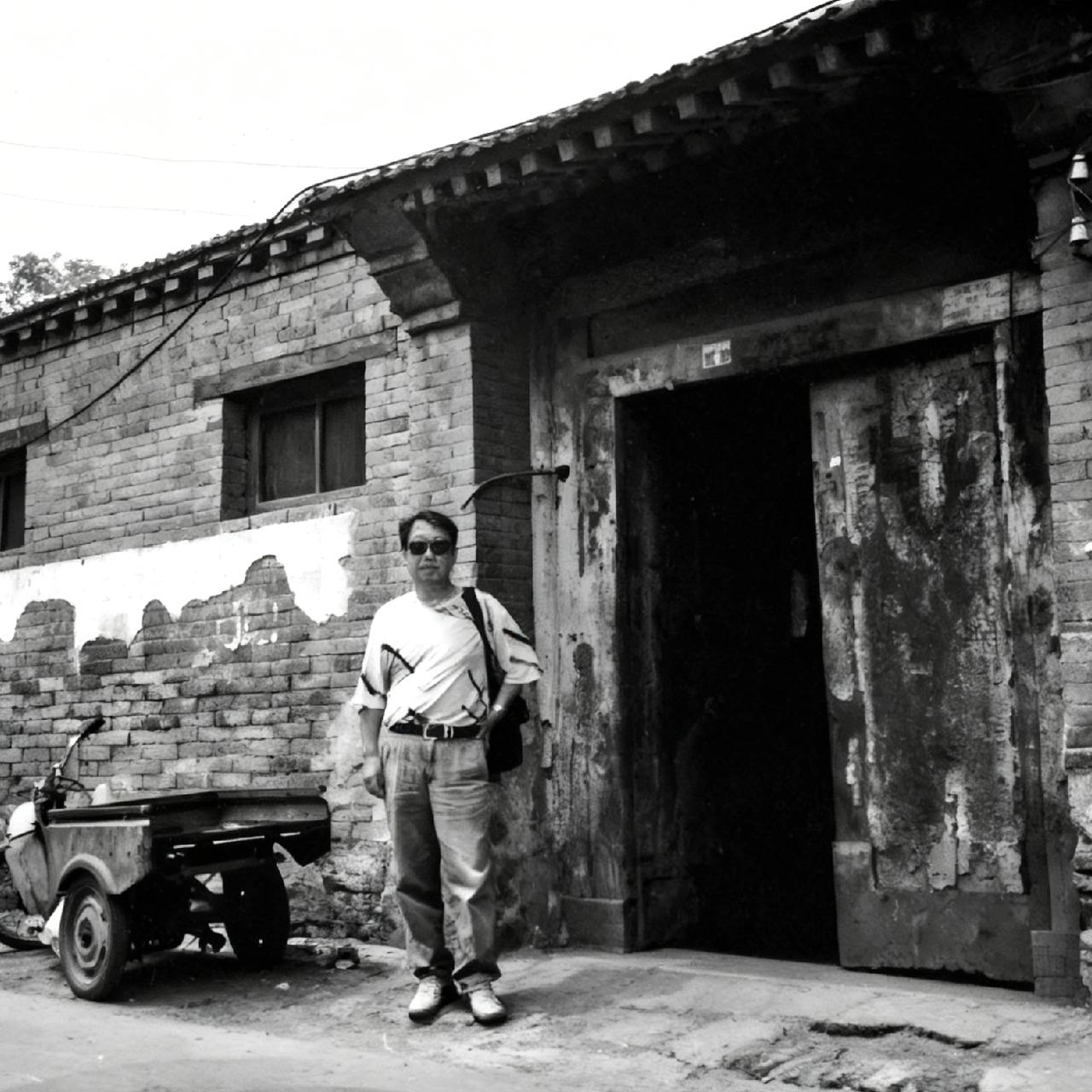 80年代，郭宝昌导演重访大宅门，一张罕见的留影，他身后那三个窗户是门房，当年的“