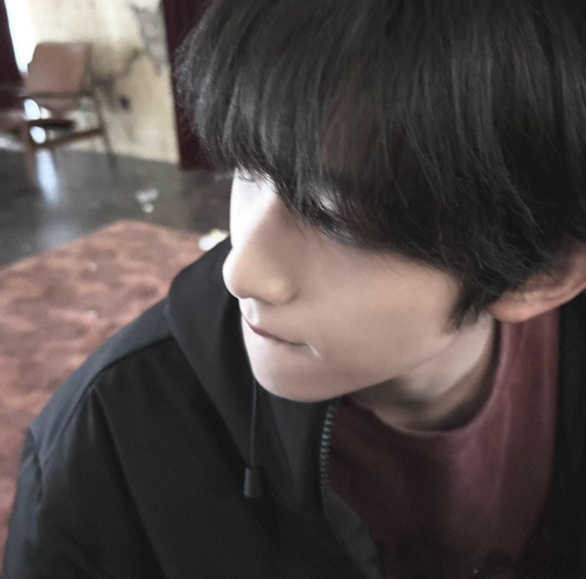 陈浚铭他怎么样都可爱，素颜也可爱，吃东西可爱，睡着了也可爱，哭泣也可爱，他把