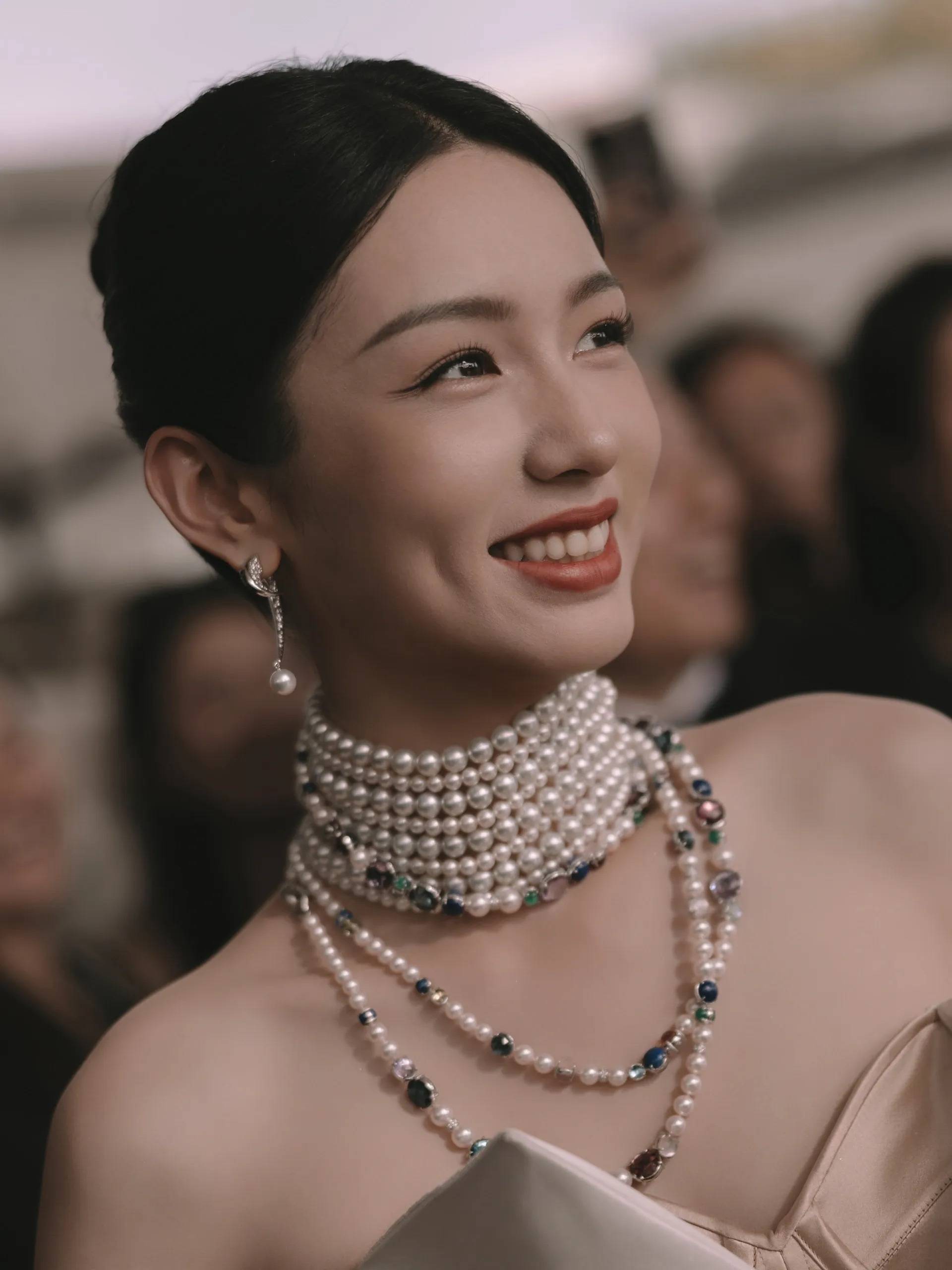 周也 贵气十足女明星。