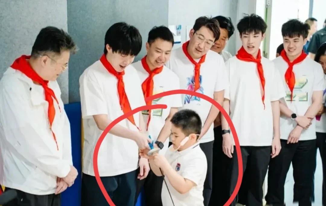 大头是真喜欢孩子呀！之前觉得他只喜欢女孩，现在发现他男孩也喜欢，图中的小男