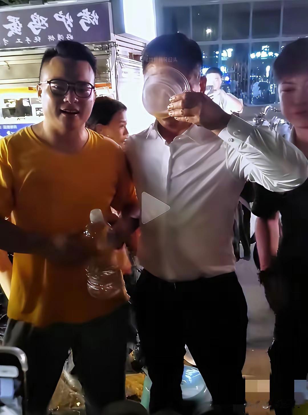 这样的刘强东实在太可爱了，不愧是苏北出身的硬汉啊，竟然和老乡喝起了散酒，看