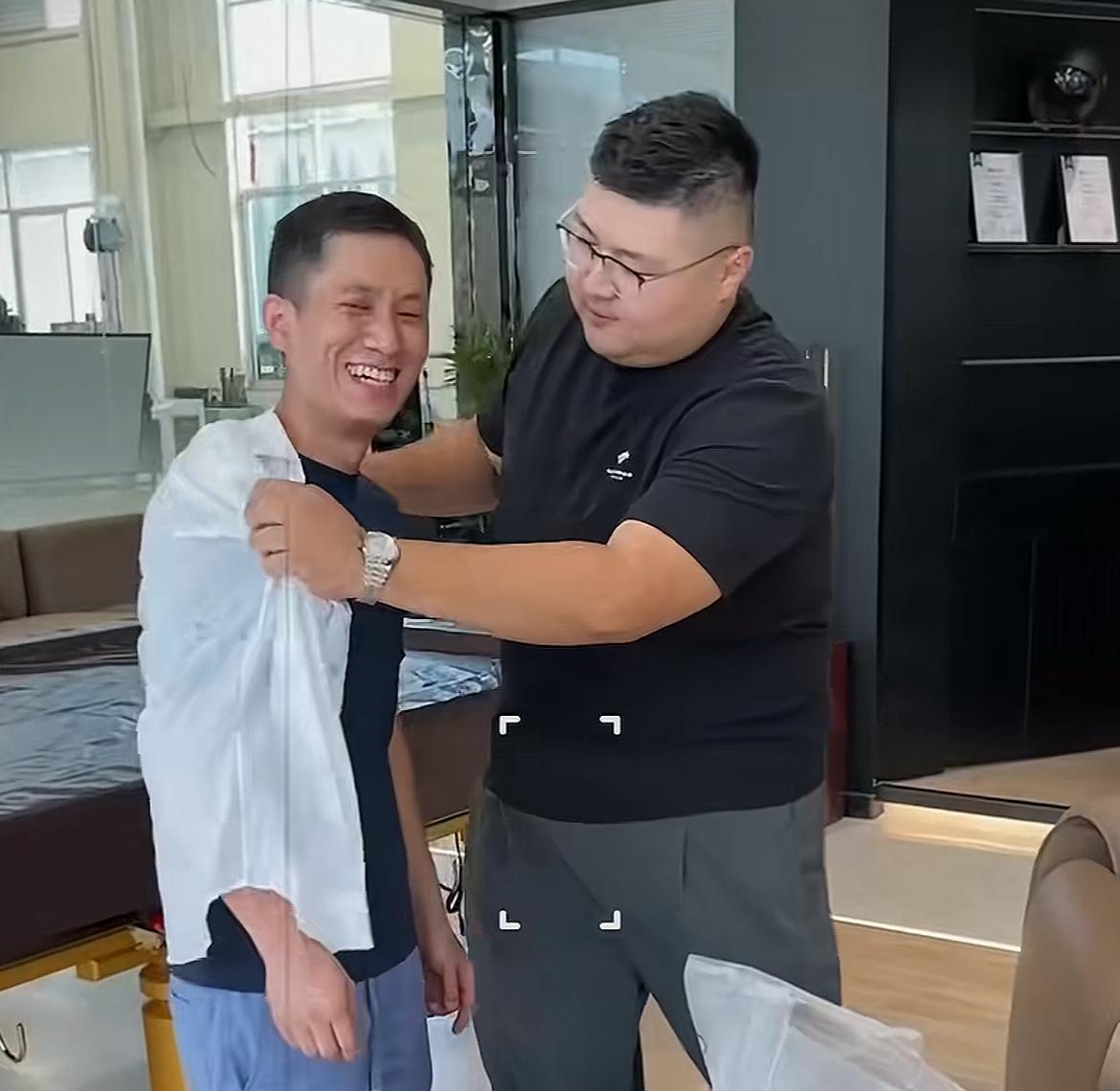 阿张于猴哥说车正式“分道扬镳”，自己做老板另外，阿张还透露，“猴哥说车”的车库