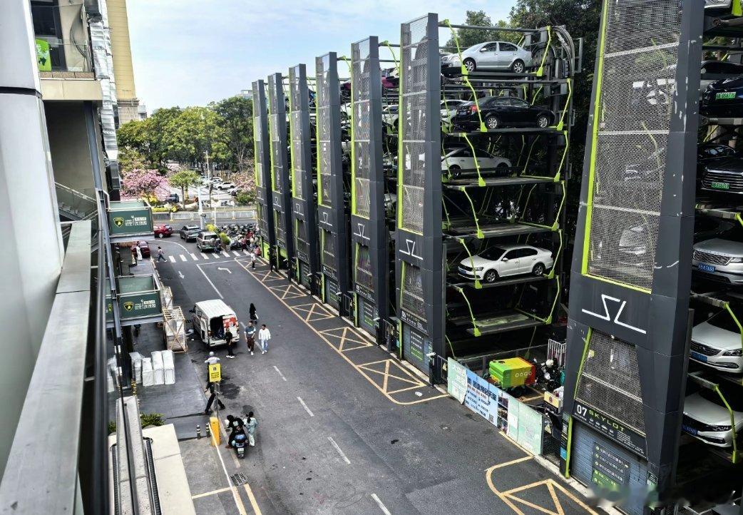 深圳大浪商业中心的立体停车场，周末停满车时还是挺壮观的。在深圳，收费真心不贵，首