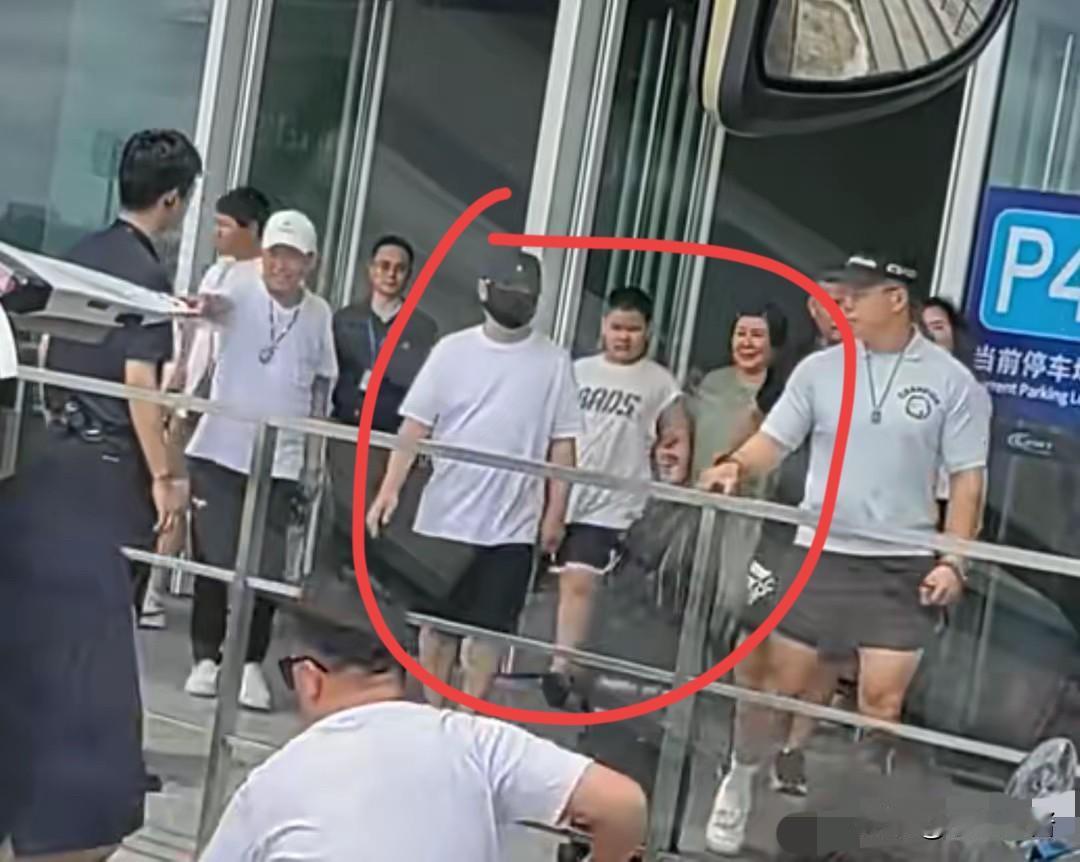 果然，有后妈就会有后爸[笑着哭]52岁的郭德纲，带着妻子儿子现身上海，王惠形象