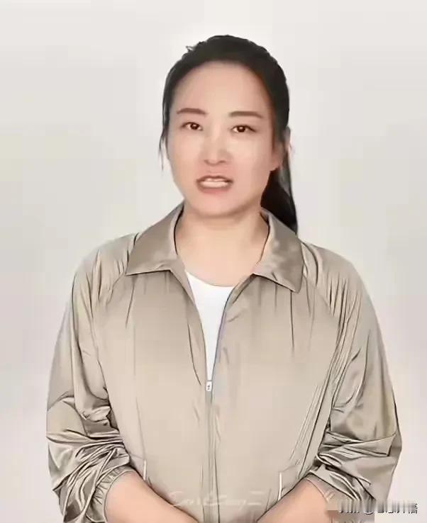 大家看这是真贾玲还是假贾玲？这减肥成果太牛了！从210斤瘦到109斤，得下多大决