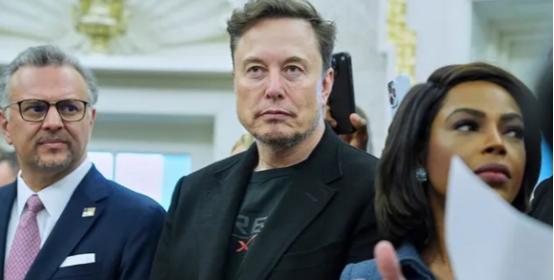 示好中国，马斯克喊话当地时间1月6日，马斯克在一档播客节目中表示：中国将拥有