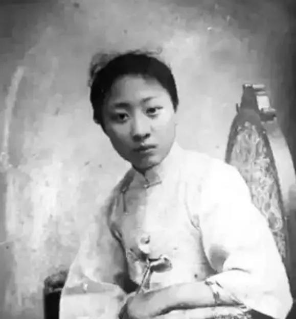 1925年，上海滩正是热闹的时候，外面看着纸醉金迷，实际上，像露兰春这样生活在“
