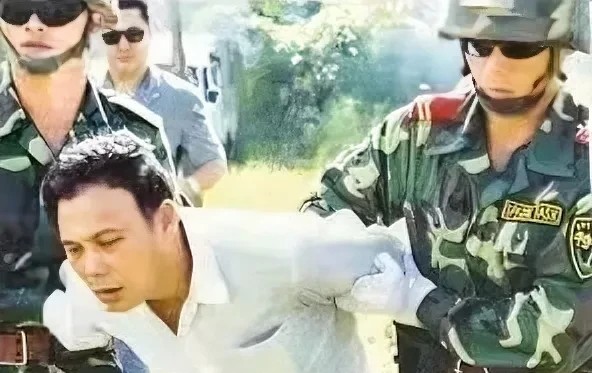 2001年，原海南省东方市市委书记戚火贵被武警押赴刑场执行死刑的照片。法国十