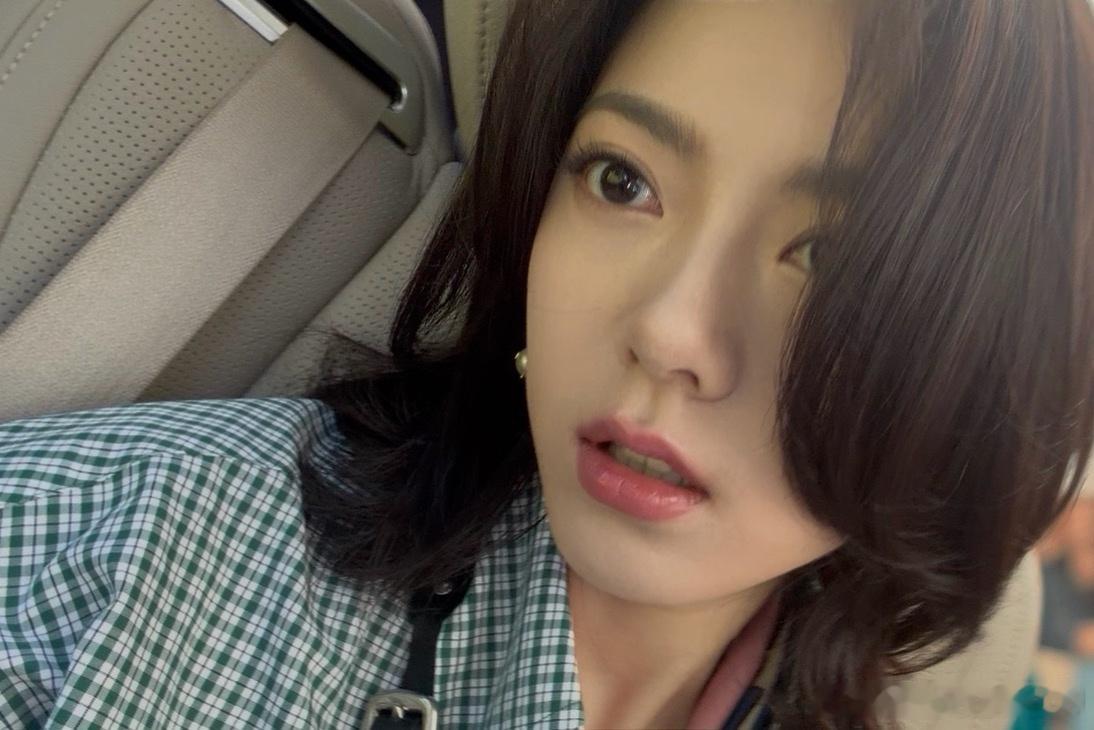 赵今麦赵今麦人声鼎沸里，藏着多少无人问津的沉默灯光夺目的舞台上，藏着多少暗无天光