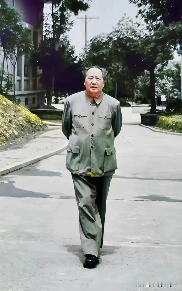 这是毛主席晚年散步时的真实容貌，别被电视剧骗了，他本人堂堂正正，气宇轩昂，眉目透