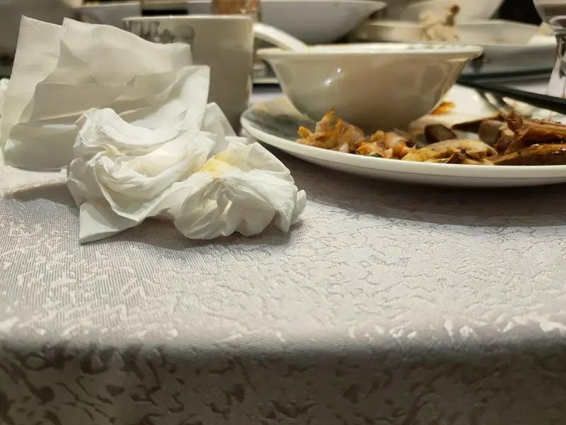 山东烟台这起吃鱼头退菜风波太有看头了。顾客王女士花88元吃鱼头，上菜时就觉得蒜多