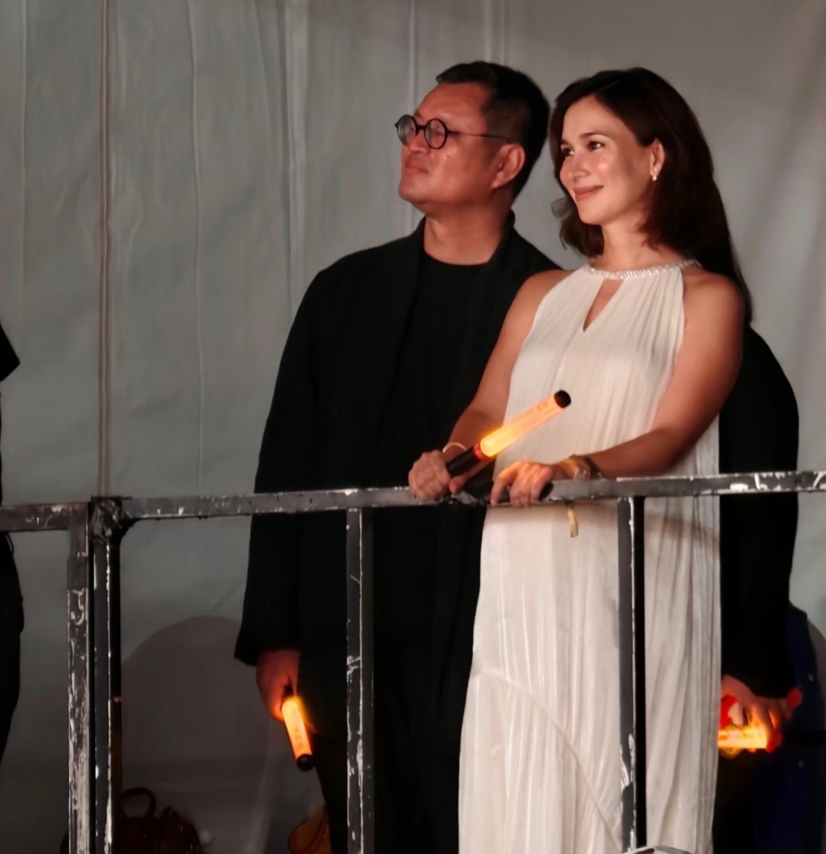 韩庚昨晚的北京演唱会，卢靖姗挺着大肚子现身支持。看到舞台上表演的韩庚，卢靖姗眼睛