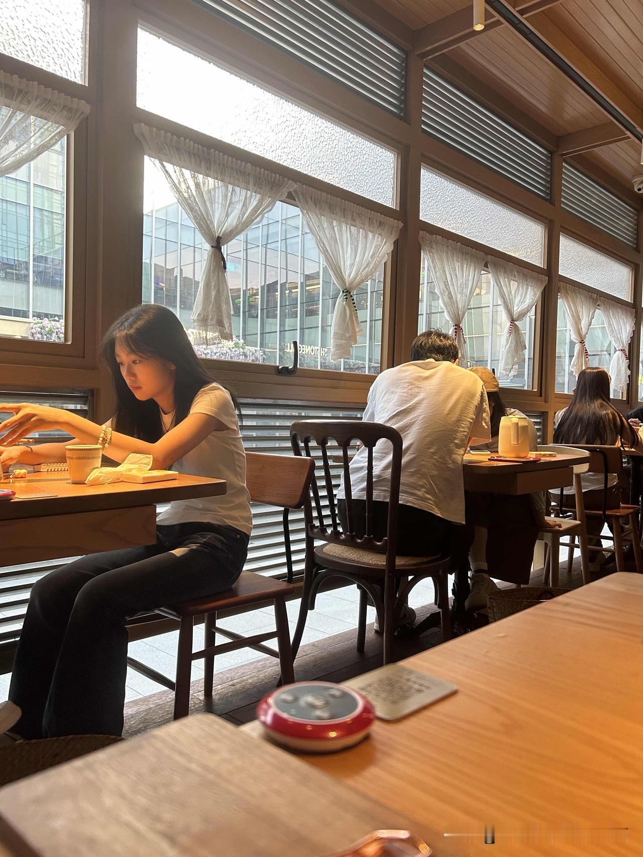 聪明人才能变成富人，懂得东食西宿，把生存之路走宽，不会既要又要还要，有钱人活得真
