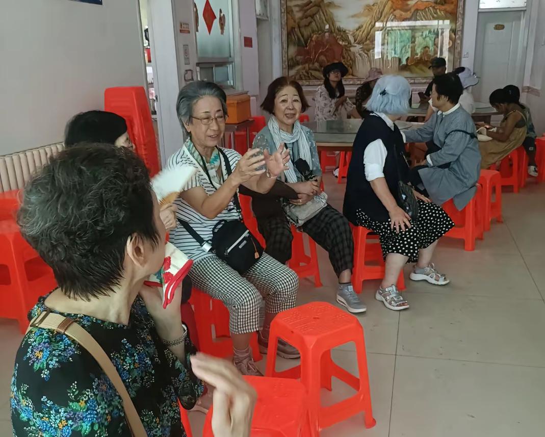 此前去青岛黄岛琅琊台游玩，返程时在民宿遇到一群六七十岁的日本老人。他们即便年事已