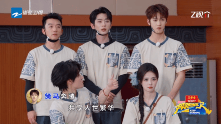 李昀锐撅嘴唱歌憋笑KTV趣味上线，李昀锐被电击打乱节奏，下意识撅起嘴巴开唱，自创