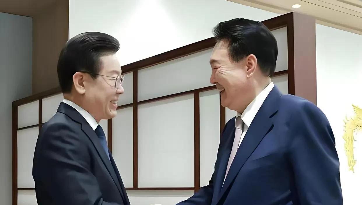李在明本来想“抛砖引玉”，没想到却把自己的脚趾头给砸了。他在通过《内乱特检法》和
