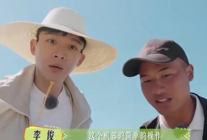 张晚意刚开始学习用割稻机充满了好奇，割了一会，直接累出表情包了，张晚意：“这还要