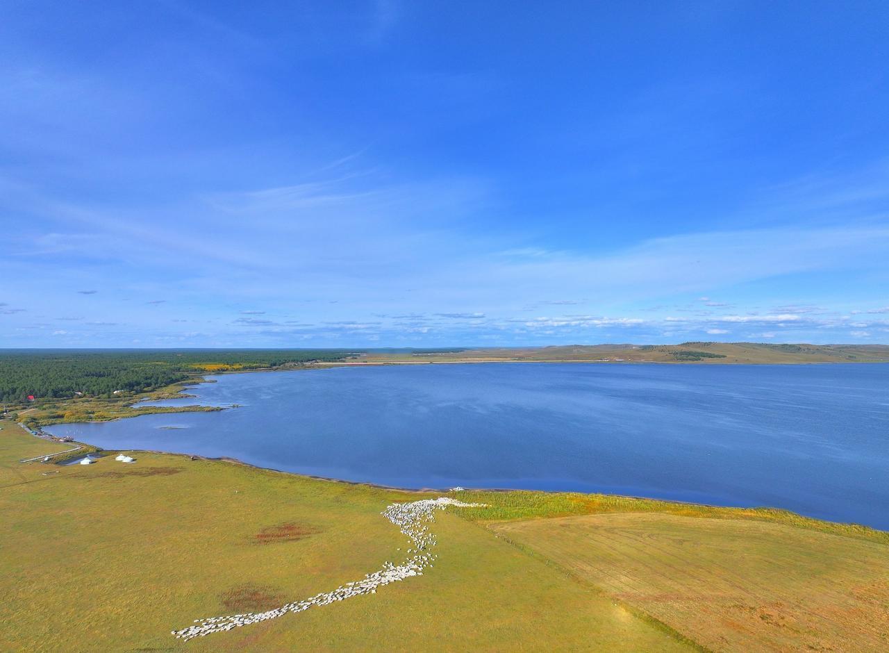 阿尔山到海拉尔途中202省道旁的一个景点，大路拐下去不远就是，目前是淡季免费，可