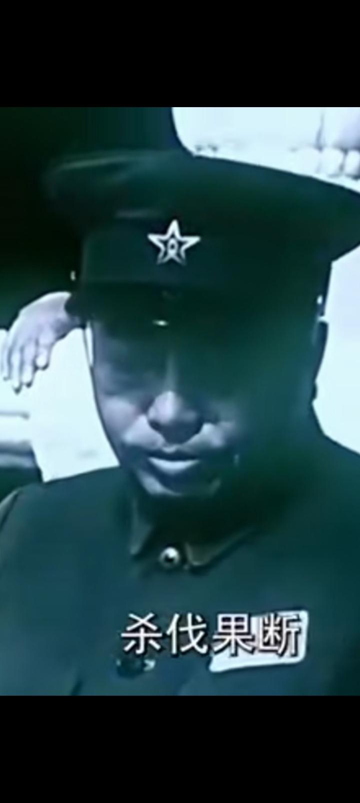 与赫鲁晓夫寒暄后彭德怀元帅转身离去，镜头显示他倒背双手。检阅仪仗队后苏联青少年