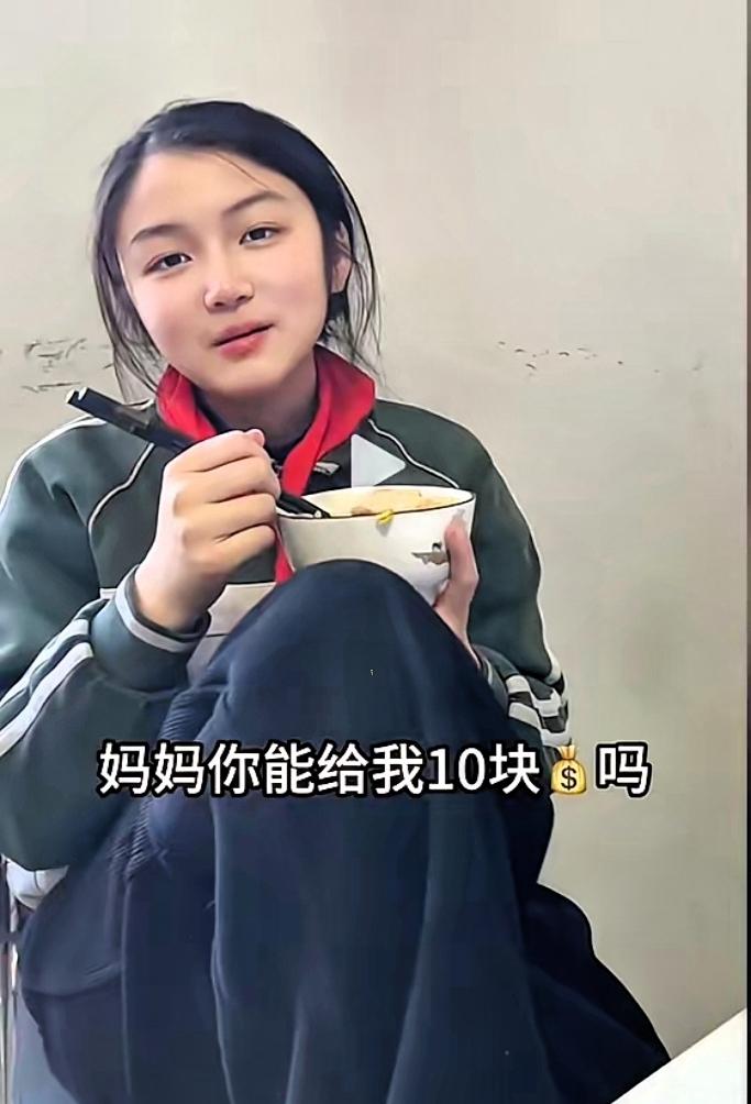 万万没想到!妈妈随手发了个视频,欠了儿女80万元!近日，河南一位小女孩向妈妈要